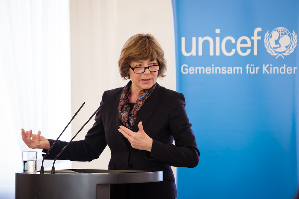 Daniela Schadt hält eine Rede beim UNICEF-Neujahrsgespräch 'Menschen vor der Hölle retten – Helfen unter härtesten Bedingungen'